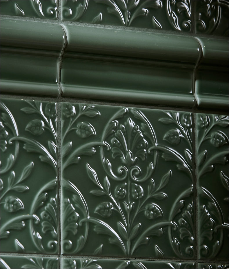 victorian-style-wall-hampton-court-vines-cabbage-green-gloss-finish